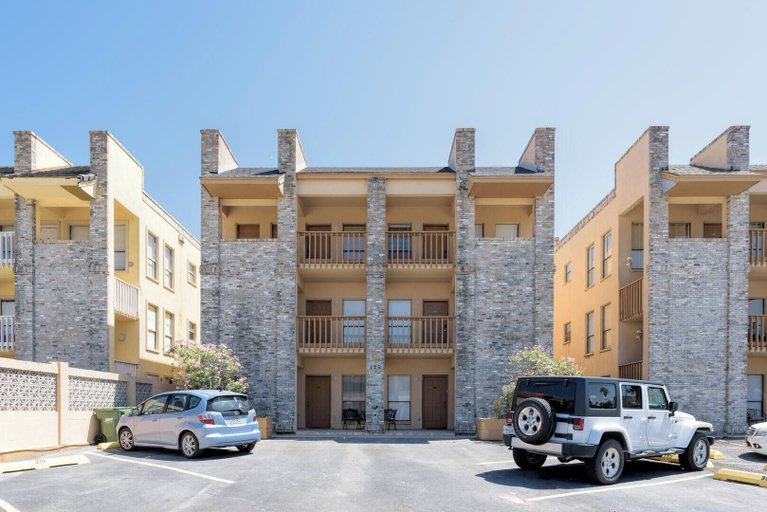 Exterior & Views 2, Charming Family Condo Sleeps 6 Next to Beach!, Cameron
