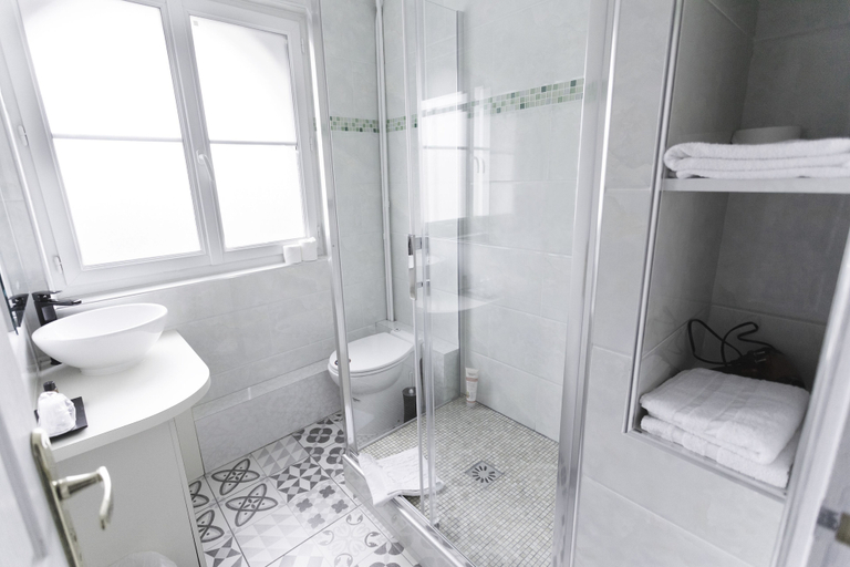 Bathroom 4, Hôtel Le Saint Louis, Somme