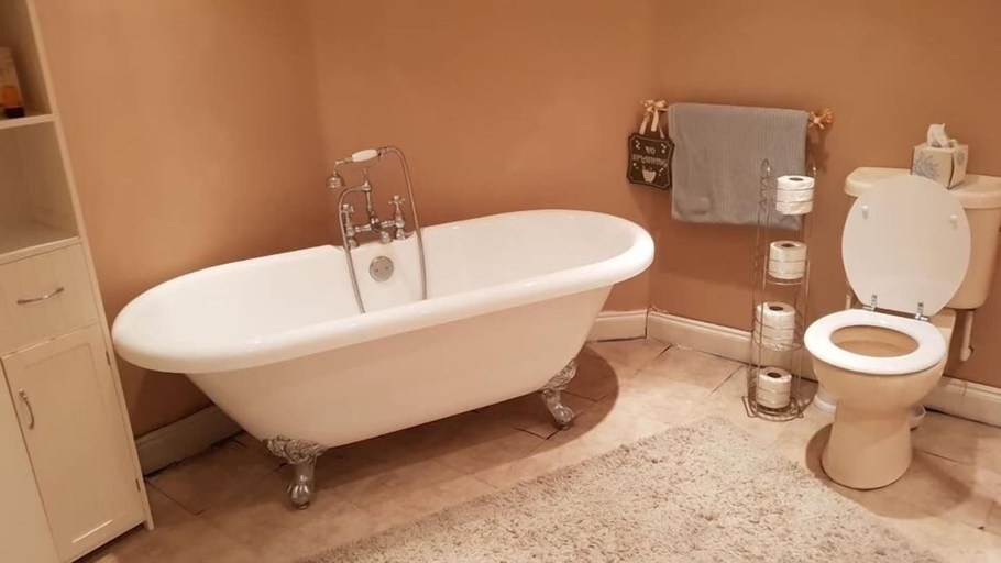 Bathroom 4, Macleods Guest House, Blackpool