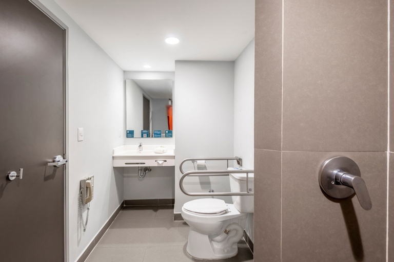 Bathroom 5, City Express Junior by Marriott Ciudad Del Carmen Aeropuerto, Carmen