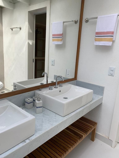 Bathroom 5, Av. Parque 17, Armação dos Búzios