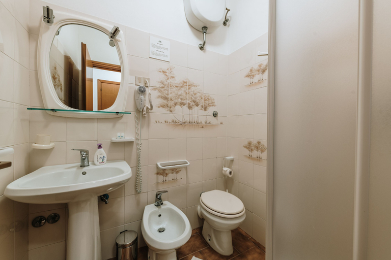Bathroom 5, Villa di Sotto, Siena