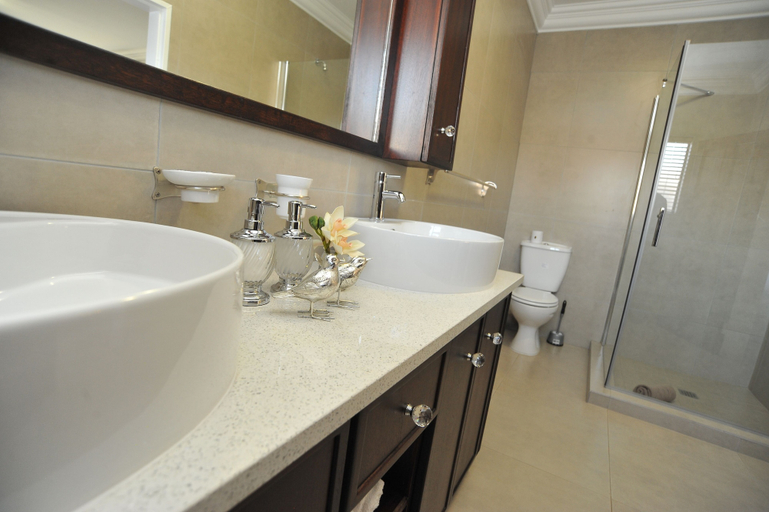 Bathroom 5, Adato Guesthouse, Dr Kenneth Kaunda