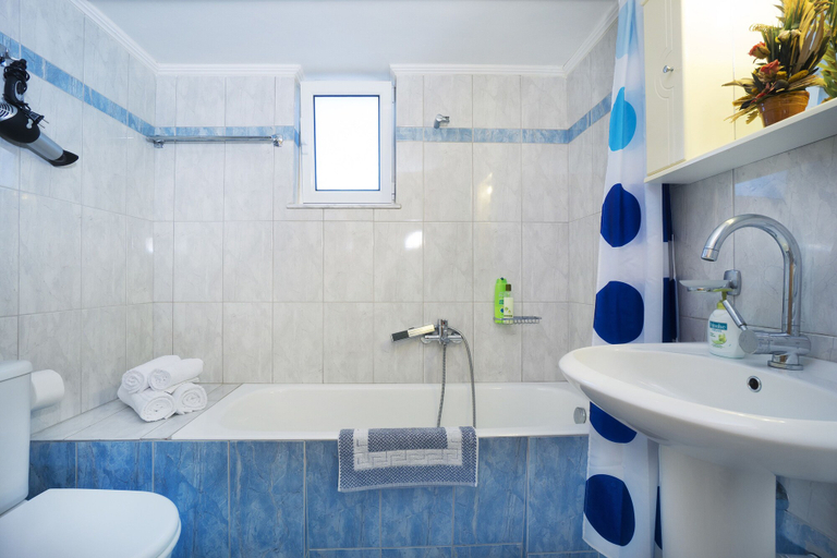 Bathroom 5, Skamagkas M. Apartments, Crete