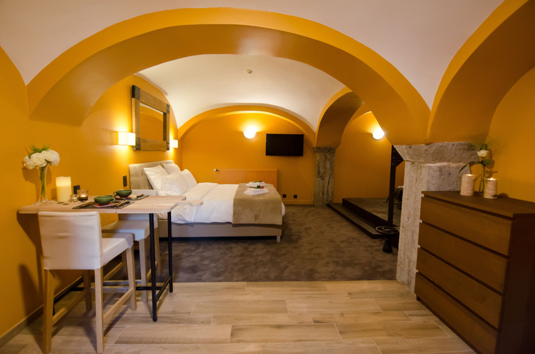 Bedroom 3, River Lodge, Namur