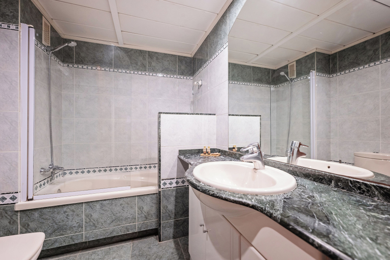 Bathroom 4, Aparthotel Napols, Barcelona
