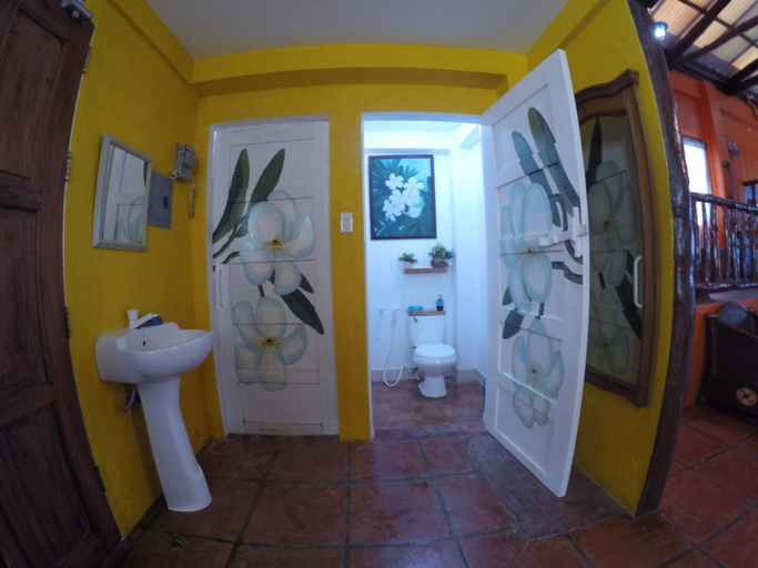 Bathroom 4, Kandugyap House By The Sea, Santa Fe