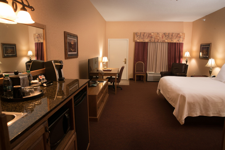 Bedroom 3, Norfolk Lodge & Suites, an Ascend Collection Hotel, Madison