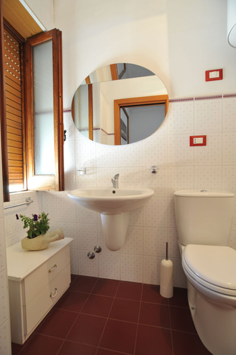 Bathroom 5, Il Giardino di Pietra, Syracuse