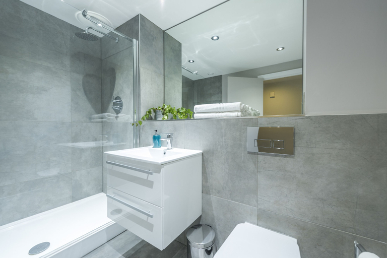 Bathroom 4, Union Bank Apartments, Sefton