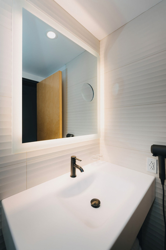 Bathroom 4, Hotel Le Dauphin Montreal Centre Ville, Montréal