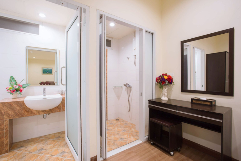 Bathroom 5, Tharakiree Place Hotel, Pak Chong