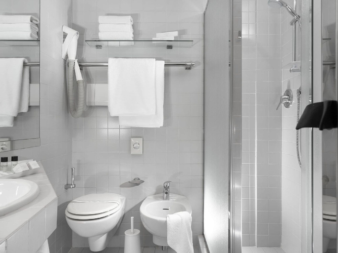 Bathroom 5, Hotel Michelangelo, Rimini