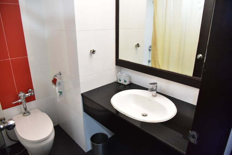 Bathroom 5, BP Grand Tower Hotel, Hat Yai