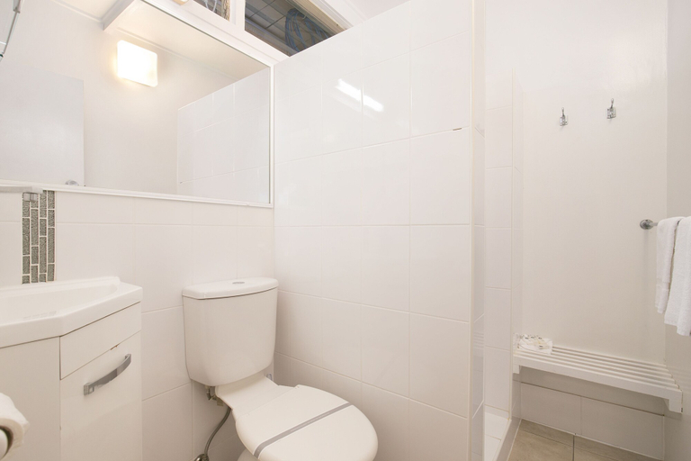 Bathroom 4, South Gladstone Motel, Gladstone