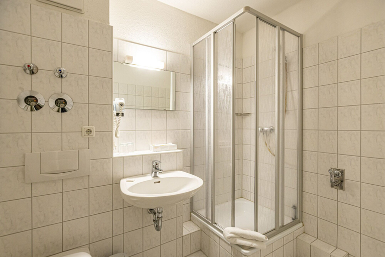 Bathroom 5, Hotel Rostock West im Kritzmow Park, Rostock
