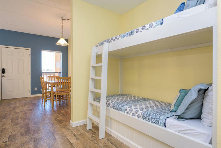 Bedroom 3, Charming Family Condo Sleeps 6 Next to Beach!, Cameron