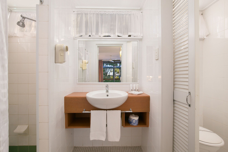 Bathroom 4, South Gladstone Motel, Gladstone
