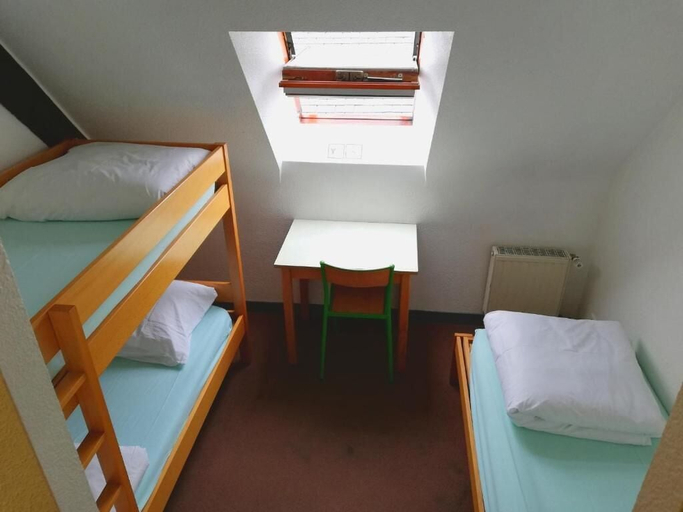 Bedroom 2, Auberge de Jeunesse HI Pontivy, Morbihan