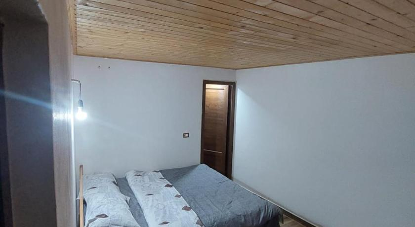 Bedroom 2, Bujtina Kolbucaj, Tropojës