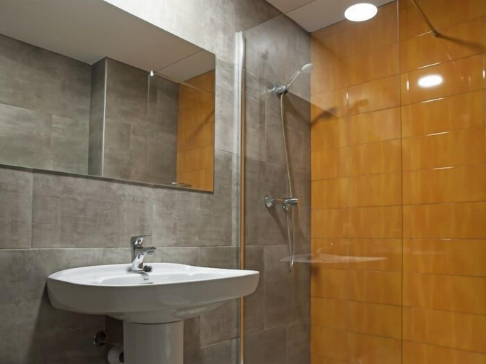 Bathroom 4, Apartamentos Treumal Park 46, Girona
