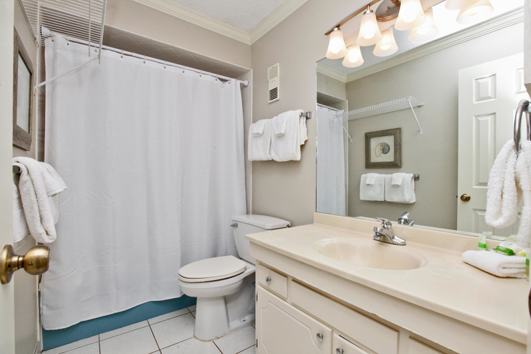 Bathroom, Regency Towers Beach Resort by Panhandle Getaways, Bay