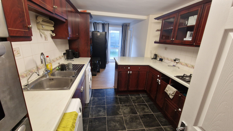 Others 2, Rooms with Shared Bath Kitchen Parking, Slough