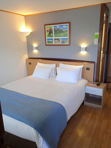 Bedroom 4, Hotel Campanile Aurillac, Cantal