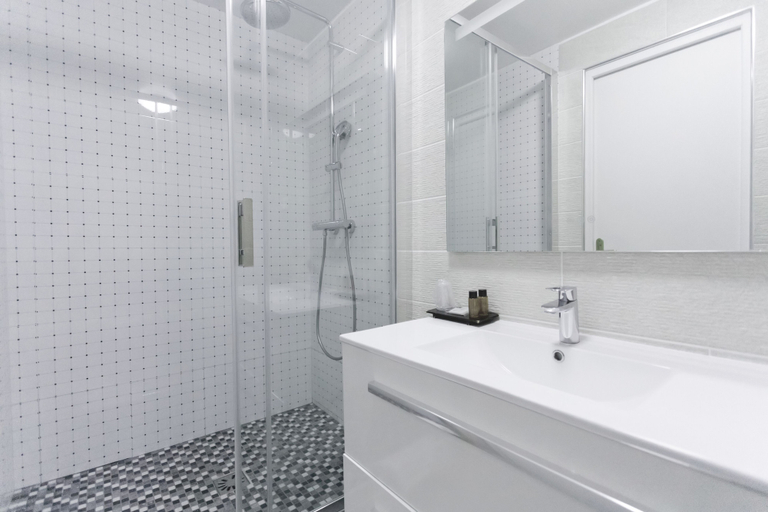 Bathroom 4, Hôtel Le Saint Louis, Somme