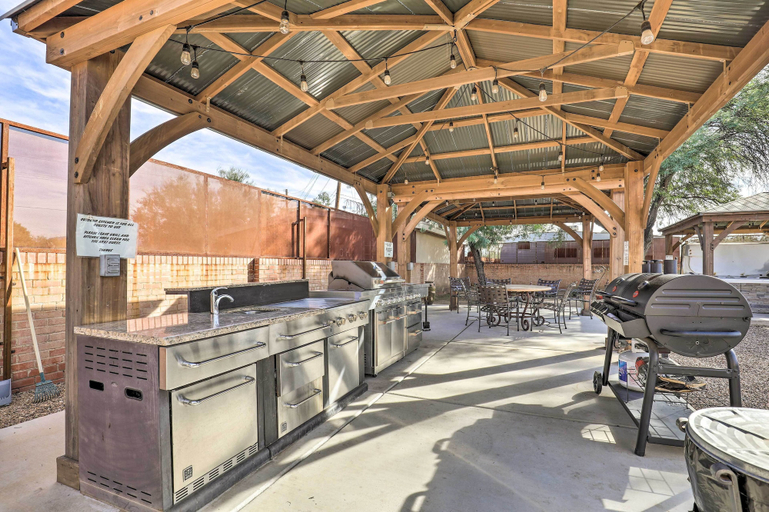 Food & Drinks, Swim Spa Access & Outdoor Kitchen! Tucson Home, Pima