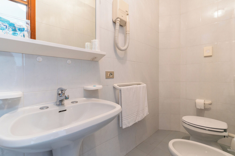 Bathroom 4, Hotel Touring, Venezia