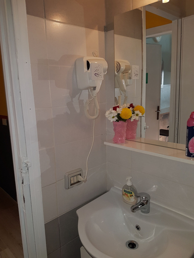 Bathroom 5, Român Holidays Hostel, Rome