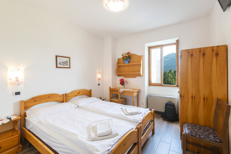 Bedroom 5, Rifugio Monte Baldo, Trento