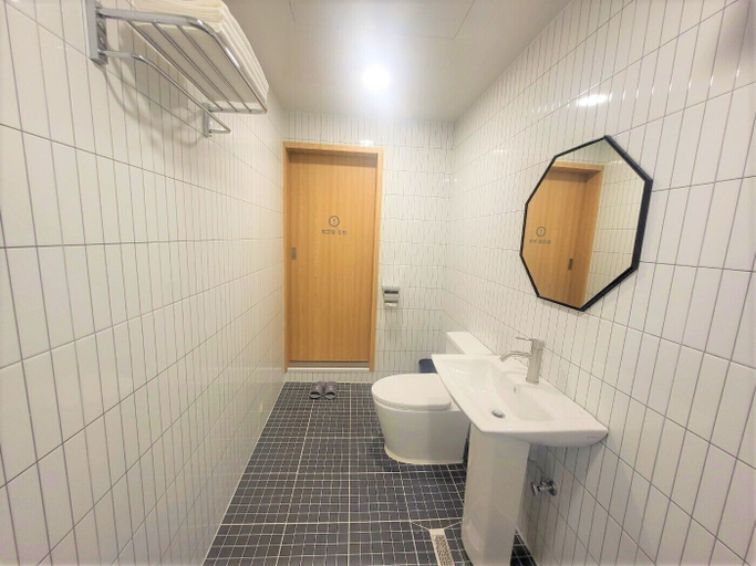 Bathroom 3, Hotel Leo, Changwon