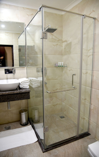 Bathroom 4, Clarks Inn Suites Katra, Reasi