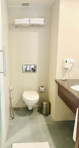 Bathroom 4, Ginger Vadodara RCR, Vadodara