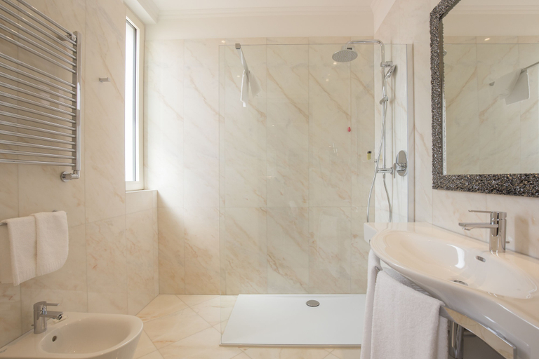 Bathroom 5, Hotel San Pietro, Verona