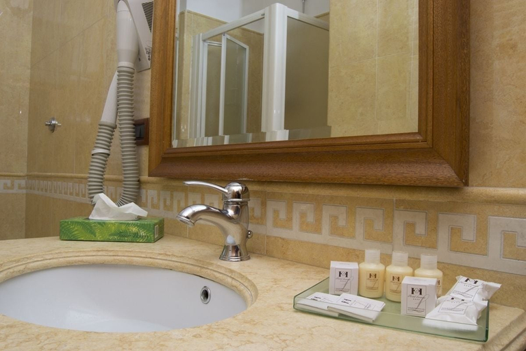 Bathroom 5, Hotel Leonessa, Napoli