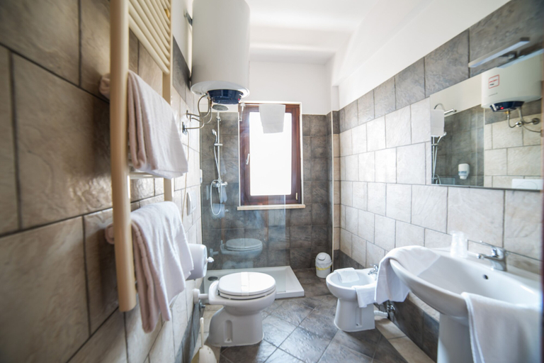 Bathroom 3, La Maison Jolie, Rome
