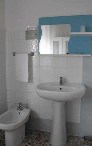 Bathroom 4, Albergo Moderno, Modena