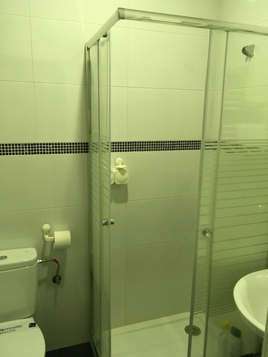 Bathroom 4, Pensión La Bilbaina - Albergue Logroño, La Rioja