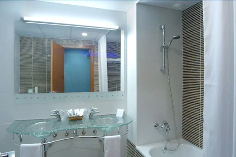 Bathroom 5, Evenia Olympic Palace, Girona