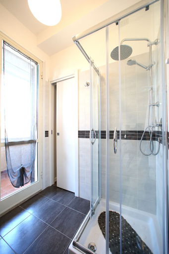 Bathroom 5, A 2 Passi dai Musei Guest House, Rome