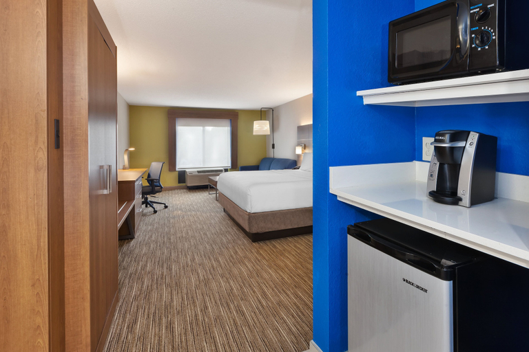 Bedroom 5, Holiday Inn Express & Suites CHESAPEAKE, Chesapeake