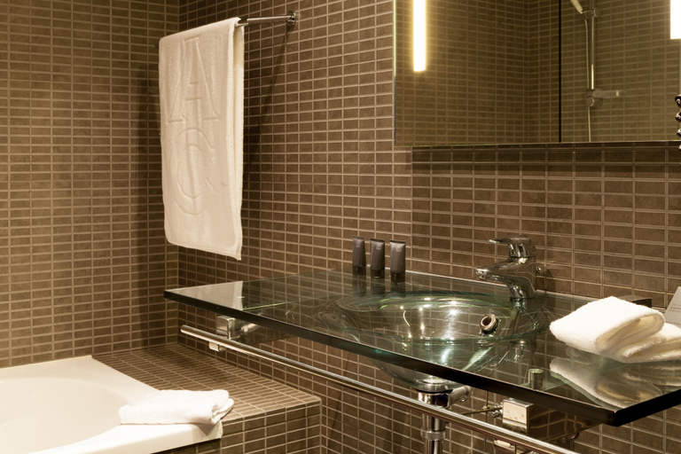 Bathroom 3, AC Hotel Porto by Marriott, Porto
