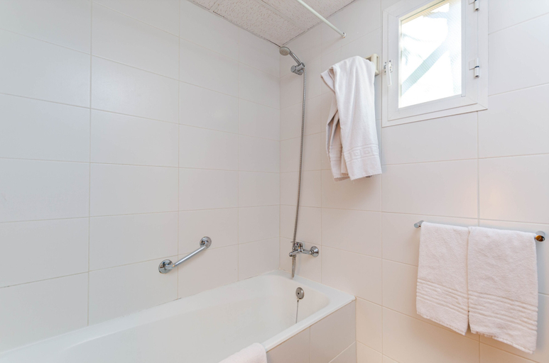 Bathroom 4, Mariner Club Apartments, Baleares