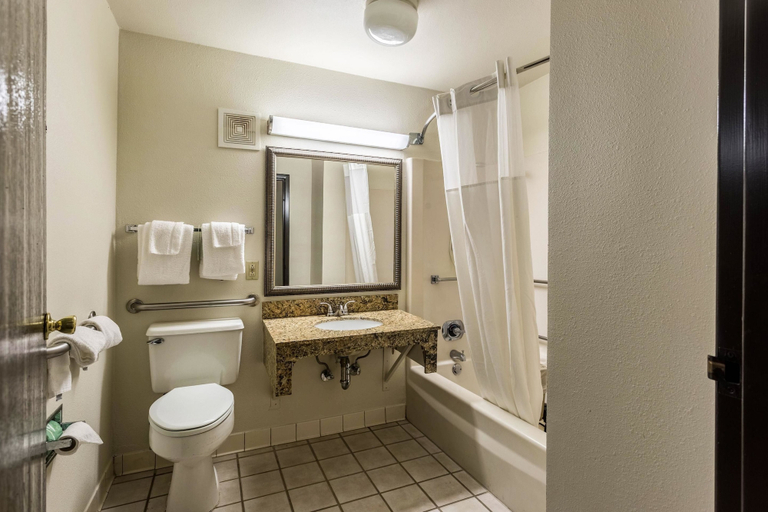 Bathroom 4, Quality Inn Tupelo Central, Lee