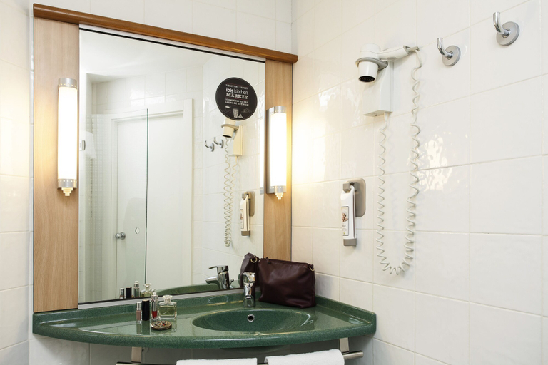 Bathroom 5, ibis Girona Costa Brava, Girona