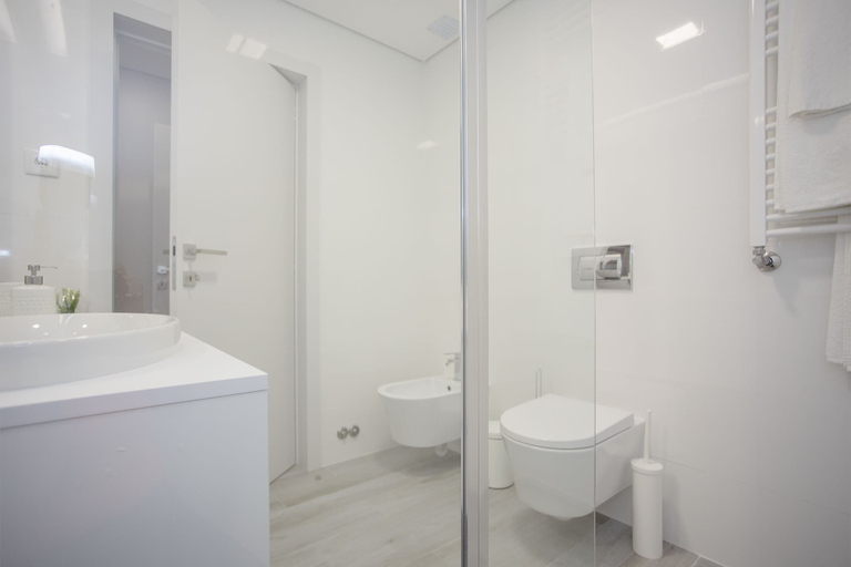 Bathroom 2, Liiiving- Luxury River View Apartment II, Gondomar