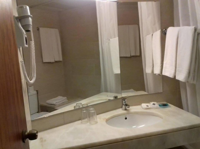 Bathroom 5, Hotel Do Centro, Funchal